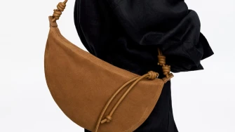 Chic i svestrane: Torbe od bru&scaron;ene kože vladaju proljetnim kolekcijama