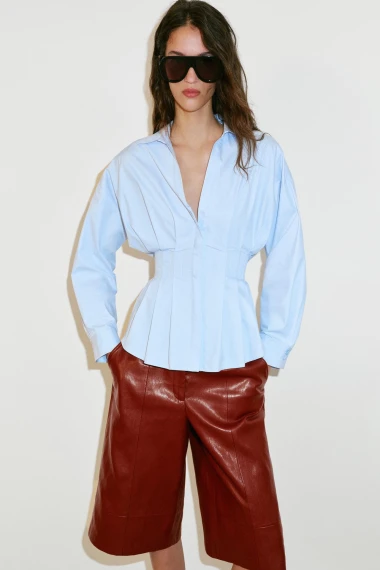 Povratak ženstvene siluete: Strukirane bluze i ko&scaron;ulje su opet in