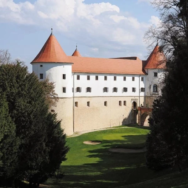 Proljeće u Dvorcu Mokrice - nedjeljni ručak, partija golfa i izlet bez slovenske vinjete