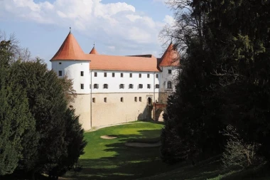 Proljeće u Dvorcu Mokrice - nedjeljni ručak, partija golfa i izlet bez slovenske vinjete