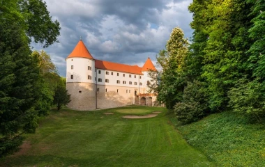 Proljeće u Dvorcu Mokrice - nedjeljni ručak, partija golfa i izlet bez slovenske vinjete