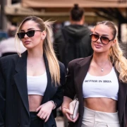 Mlade, zgodne i modno usklađene: Ove dvije prijeteljice sa &scaron;pice ukrale su svu pažnju