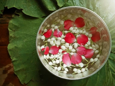 Prekrasni običaji za Cvjetnicu: Umivanje u vodi s cvijećem i blagoslov maslinovih grančica