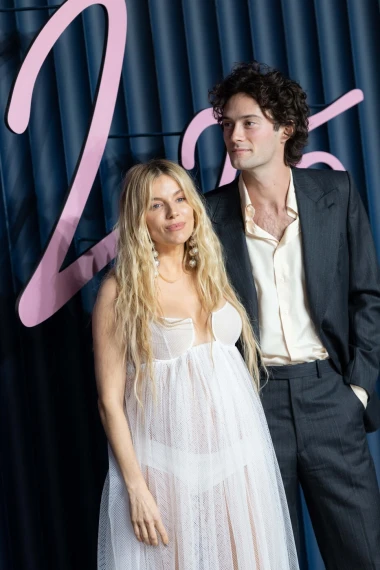 Sienna Miller o trudnoći u 44. godini: 'Za&scaron;to ne osuđujemo mu&scaron;karce koji postaju očevi u 80-ima?'