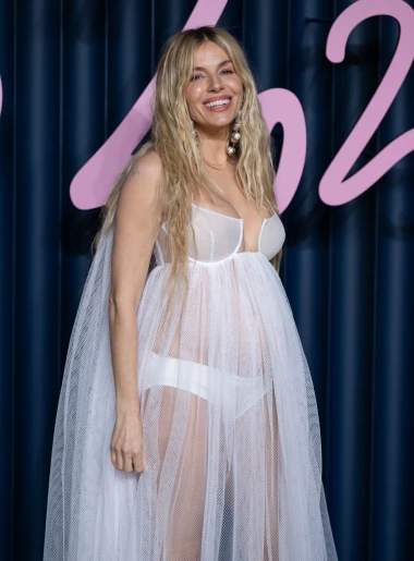 Sienna Miller o trudnoći u 44. godini: 'Za&scaron;to ne osuđujemo mu&scaron;karce koji postaju očevi u 80-ima?'