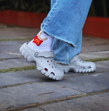 Fenomen Crocsica: Estetski zločin ili najudobnija obuća na svijetu?