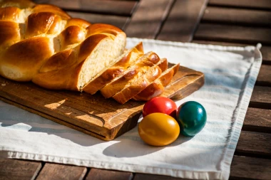 Uskrsna pletenica: Recept za najljep&scaron;i ukras blagdanskog stola