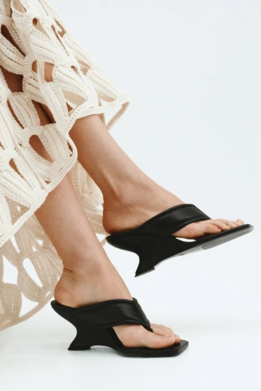 Minimalizam 90-ih opet vlada: Otkrivamo crne komade koji idu uz sve