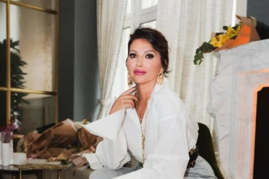 Proljeće nikad nije izgledalo bolje: Nina Badrić odu&scaron;evila neobičnom torbicom