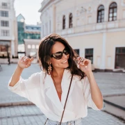 Od ureda do kave u gradu: Bijele bluze i ko&scaron;ulje za svaku priliku