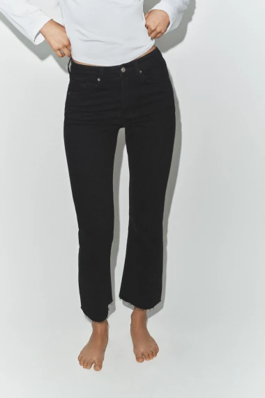 Nostalgija koja traje: 5 modela hlača iz 90-ih koje opet viđamo posvuda