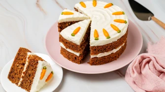 Uskrsna torta od mrkve s krem sirom: Sočni engleski klasik koji uvijek uspijeva