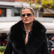 Pogledajte ovu besprijekornu kombinaciju: Ona je dokaz da crna nikad ne izlazi iz mode