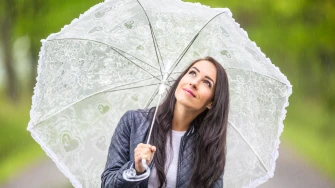 Horoskop za ponedjeljak: Rakovi, maknite se od mračnih ljudi; bikovi su umorni