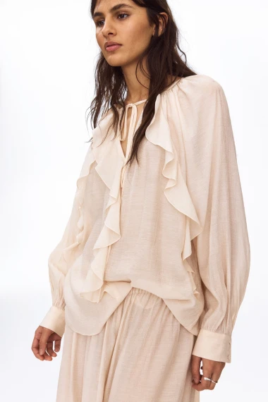 Romantične proljetne bluze: Najženstveniji trend koji obožavamo ove sezone