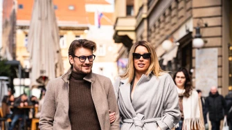 Nives Celzijus mamila poglede na subotnjoj &scaron;pici: Mini haljina i mrežaste čarape za &scaron;etnju centrom Zagreba