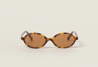 Sunčane naočale iz 90-ih ponovno su hit: Evo kako ih nositi danas