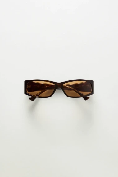 Sunčane naočale iz 90-ih ponovno su hit: Evo kako ih nositi danas