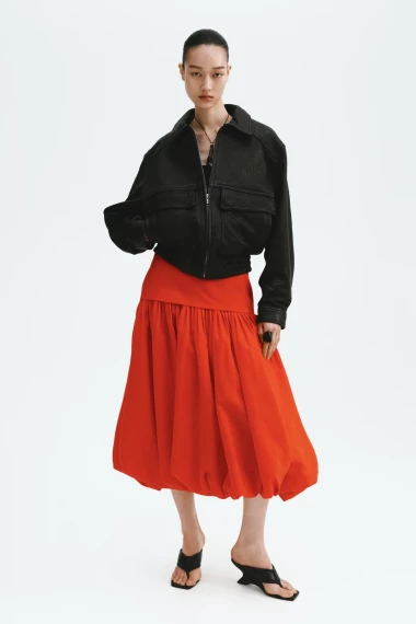 Jarko crvena je hit i ovog proljeća: Otkrivamo kako je nositi i gdje pronaći najbolje komade