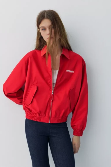 Jarko crvena je hit i ovog proljeća: Otkrivamo kako je nositi i gdje pronaći najbolje komade