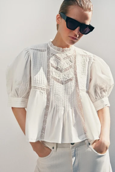 Trend koji obožavamo: Bluze s vezom savr&scaron;ene za traperice i suknje