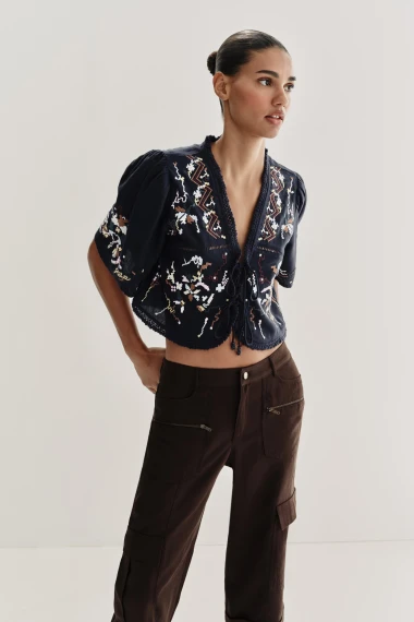 Trend koji obožavamo: Bluze s vezom savr&scaron;ene za traperice i suknje