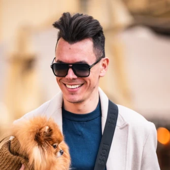 Zgodni mladić sa &scaron;pice ukrao sve poglede, ali njegov psić bio je prava zvijezda