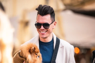 Zgodni mladić sa &scaron;pice ukrao sve poglede, ali njegov psić bio je prava zvijezda