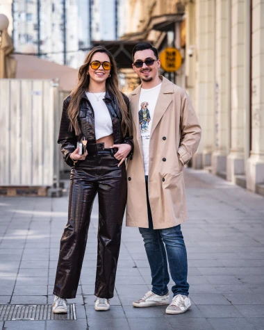 Krokodilski uzorak i dizajnerske tenisice: Djevojka sa &scaron;pice u cool proljetnom kompletu