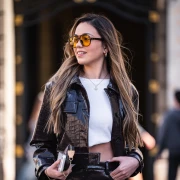 Krokodilski uzorak i dizajnerske tenisice: Djevojka sa &scaron;pice u cool proljetnom kompletu