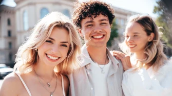 Modna stilistica Alma: Treba li za krizmu djevojka odjenuti toaletu, a mladić prvo odijelo?