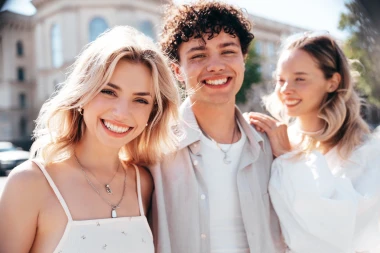 Modna stilistica Alma: Treba li za krizmu djevojka odjenuti toaletu, a mladić prvo odijelo?