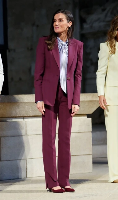 Kraljica Letizia u moćnom bordo odijelu savr&scaron;enom za posao i dnevna događanja