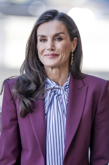 Kraljica Letizia u moćnom bordo odijelu savr&scaron;enom za posao i dnevna događanja