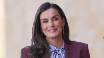 Kraljica Letizia u moćnom bordo odijelu savr&scaron;enom za posao i dnevna događanja