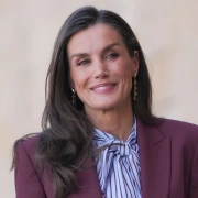 Kraljica Letizia u moćnom bordo odijelu savr&scaron;enom za posao i dnevna događanja