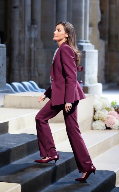 Kraljica Letizia u moćnom bordo odijelu savr&scaron;enom za posao i dnevna događanja