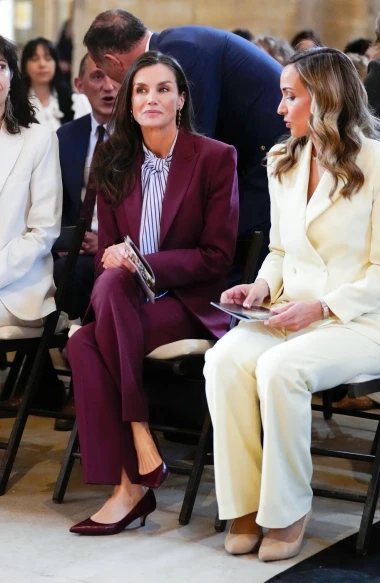 Kraljica Letizia u moćnom bordo odijelu savr&scaron;enom za posao i dnevna događanja