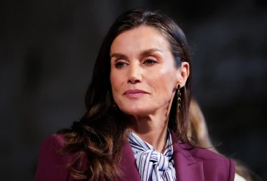 Kraljica Letizia u moćnom bordo odijelu savr&scaron;enom za posao i dnevna događanja
