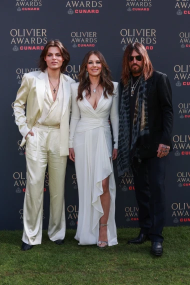 Elizabeth Hurley zablistala u bijelom: Slavna ljepotica ovim potezom uti&scaron;ala zle jezike