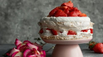 Najbolji ledeni vjetar s jagodama: Prozračna torta koja nestaje u trenu