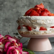 Najbolji ledeni vjetar s jagodama: Prozračna torta koja nestaje u trenu