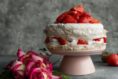 Najbolji ledeni vjetar s jagodama: Prozračna torta koja nestaje u trenu