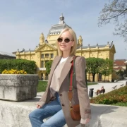 Jelena Rozga upija sunce u centru Zagreba: Pjevačica pokazala luksuzni stil