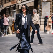 Dama sa &scaron;pice u modernom poslovnom outfitu: Suknja koja ru&scaron;i sva pravila