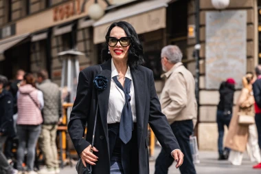 Dama sa &scaron;pice u modernom poslovnom outfitu: Suknja koja ru&scaron;i sva pravila