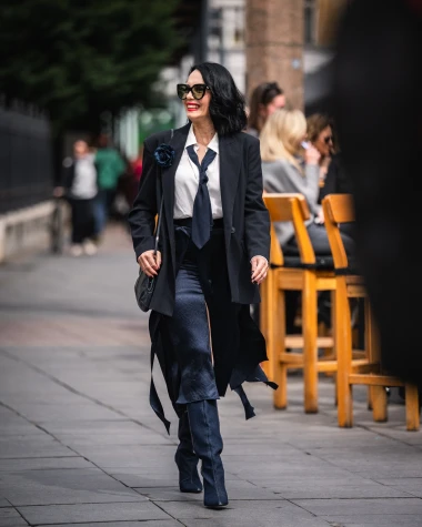 Dama sa &scaron;pice u modernom poslovnom outfitu: Suknja koja ru&scaron;i sva pravila