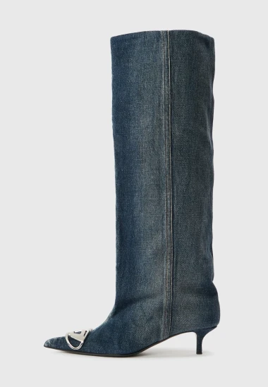 Dama sa &scaron;pice u modernom poslovnom outfitu: Suknja koja ru&scaron;i sva pravila