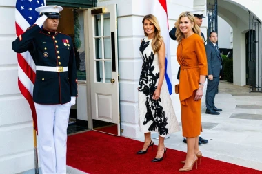 Melania Trump zablistala u bijeloj haljini koja je poput platna za cvijeće