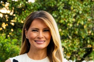 Melania Trump zablistala u bijeloj haljini koja je poput platna za cvijeće